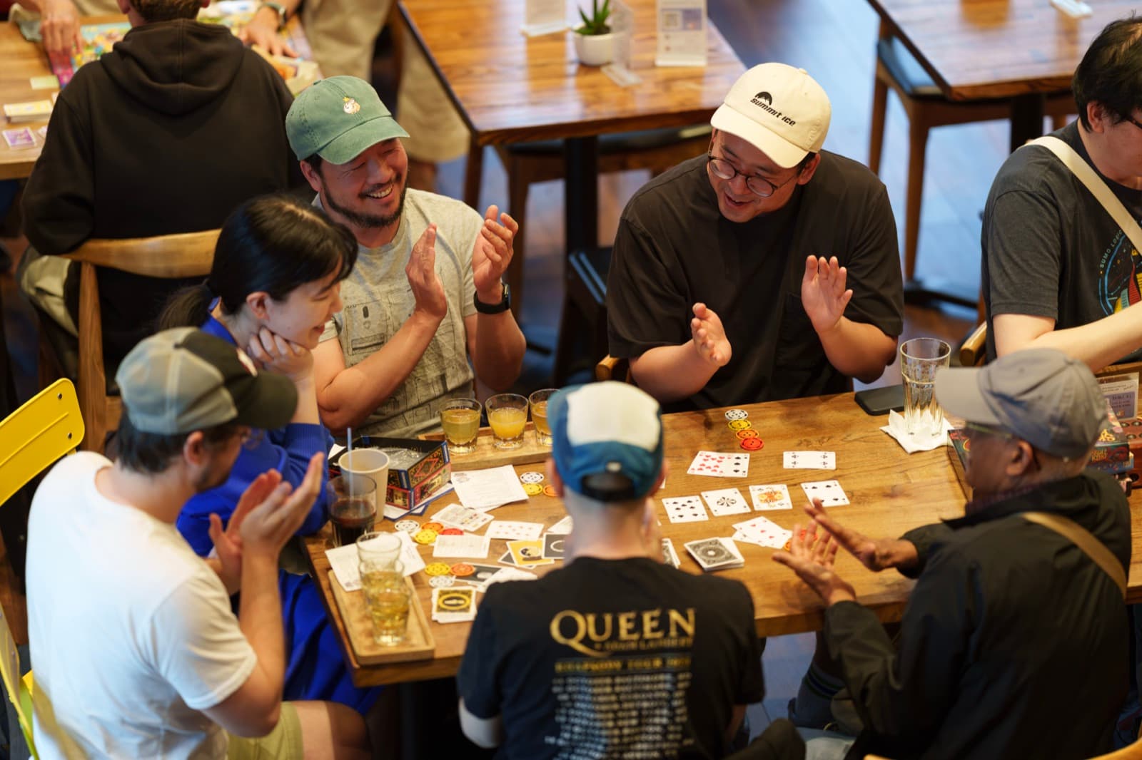 A round of applause over a card game